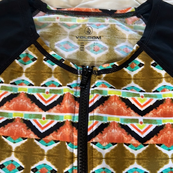 VOLCOM super cute 2pc long sleeves UPF50+ Rash guard with matching shorts small - Picture 14 of 17